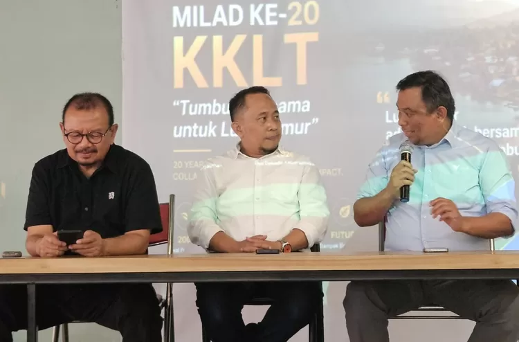 FOTO: Tampak pembicara di Milad ke-20 KKLT di Kafe Dawai, Tamalanrea, Makassar, Sabtu, 15/8. (Dok. KKLT)