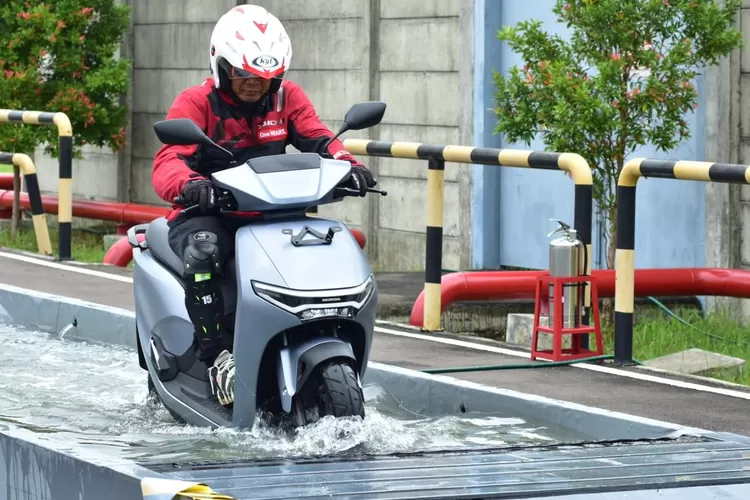 PT Astra Honda Motor resmi mengumumkan harga untuk dua produk inovatif sepeda motor listrik Honda ICON e: dan Honda CUV e: