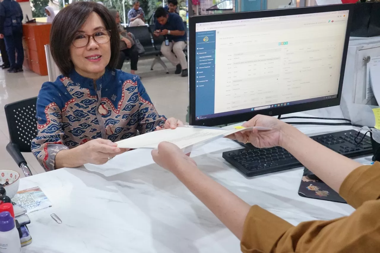 Kondisi tersebut tengah dialami oleh warga Jakarta Utara, Dewi Himjati, yang pada Kamis (27/08/2026) lalu baru saja mengambil sertipikat hasil layanan PERINTIS di Kantor Pertanahan (Kantah) Kota Admi.