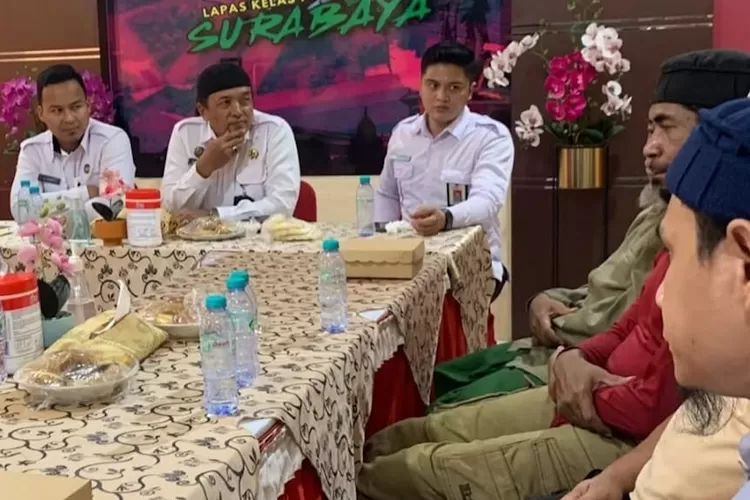 Empat narapidana tindak pidana terorisme (Napiter) Lapas Surabaya mengikuti program deradikalisasi yang dilaksanakan oleh Ditjen Pas bersama BNPT, di Aula Sugeng Handrijo, Lapas Surabaya, Rabu (17/9). (Lapas Surabaya)