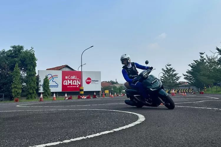 Tips aman saat menikung dengan sepeda motor Honda.