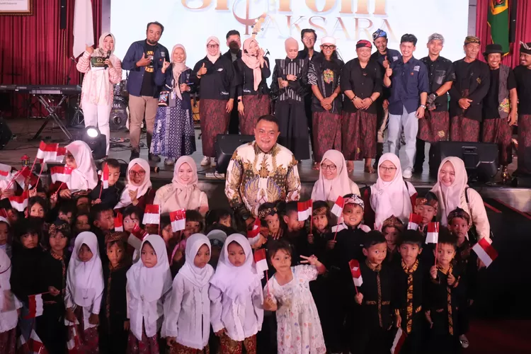 Bupati Rudy membawakan lagu Rumah Kita sebagai simbol kebersamaan dan identitas Bogor dalam Konser Simfoni Aksara. (Foto/Humas Kabupaten Bogor.)