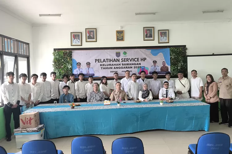 Aparatur Kelurahan Sawangan, bersama 20 peserta dan LPK Pintar Teknik dalam Pelatihan Service Handphone di Aula Kelurahan/Kecamatan Sawangan, Senin (14/7) Pagi. (RISKY DWI LESTARI/RADAR DEPOK)