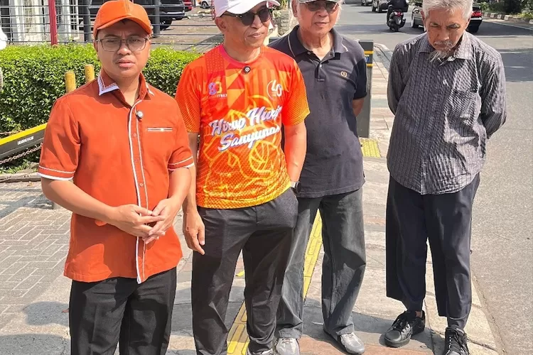 Anggota DPRD Kota Depok, dapil Beji-Cinere-Limo, Ubaidillah menyambangi langsung titik banjir di depan Cinere Mall Jalan Cinere Raya Kelurahan Pangkalan Jati, Kecamatan Cinere, Kota Depok, Selasa (14/10).  (RISKY DWI LESTARI/RADAR DEPOK)
