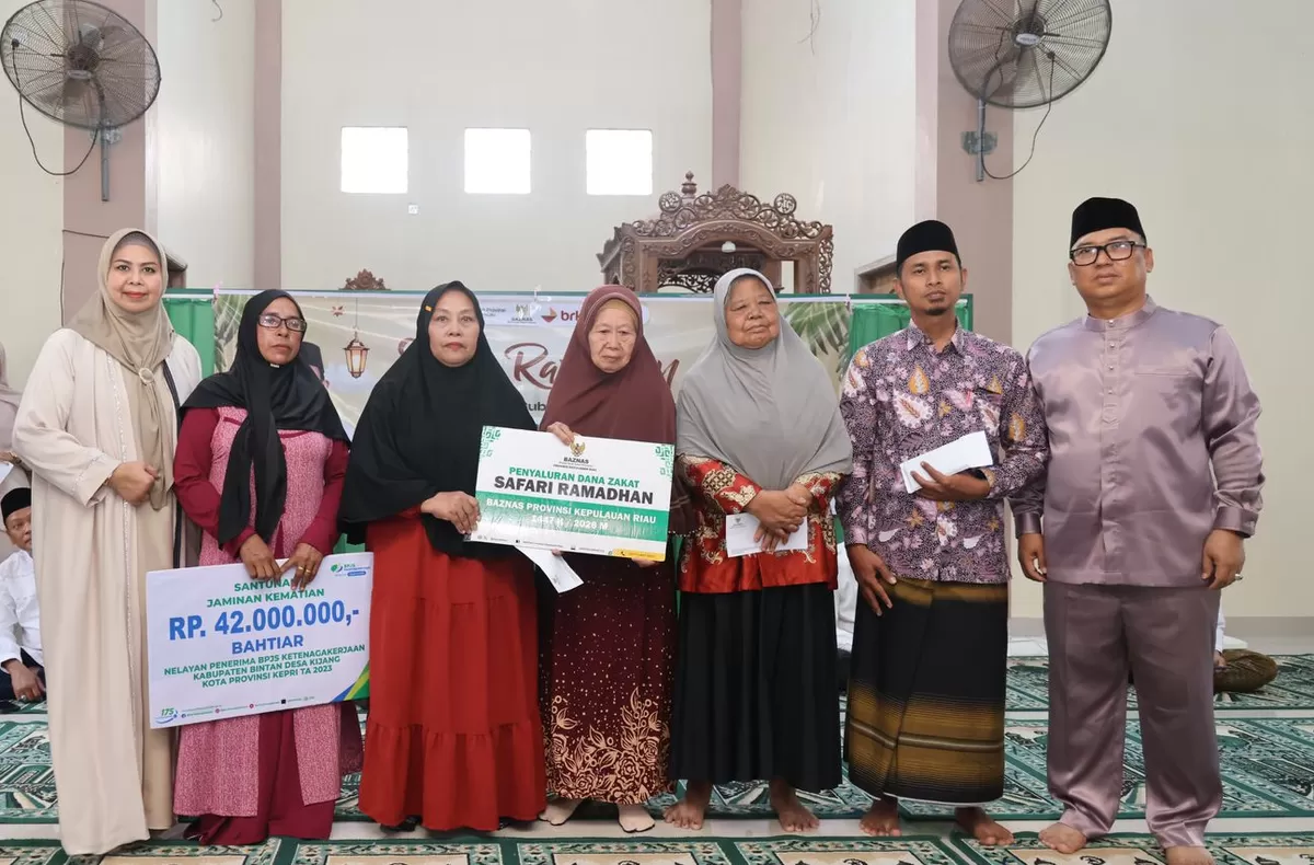Wagub Kepri Nyanyang foto bersama penerima bantuan penyaluran zakat dalam kegiatan safari Ramadan di Masjid Ikhwatul Mukminin. (Foto: Diskominfo Kepri)
