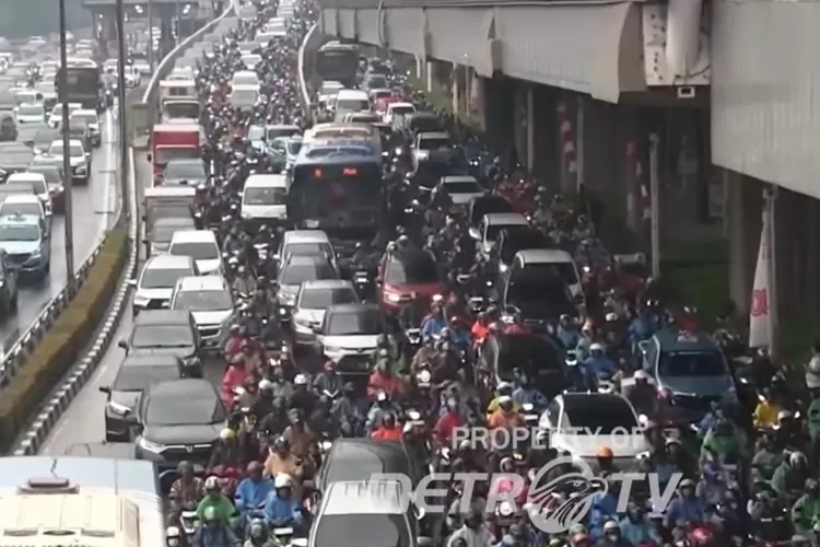 Setelah libur Hari Kemerdekaan, Jakarta kembali macet. Lalu lintas padat merayap, didominasi motor dan mobil. (Foto/YouTube - @metrotvnews.)