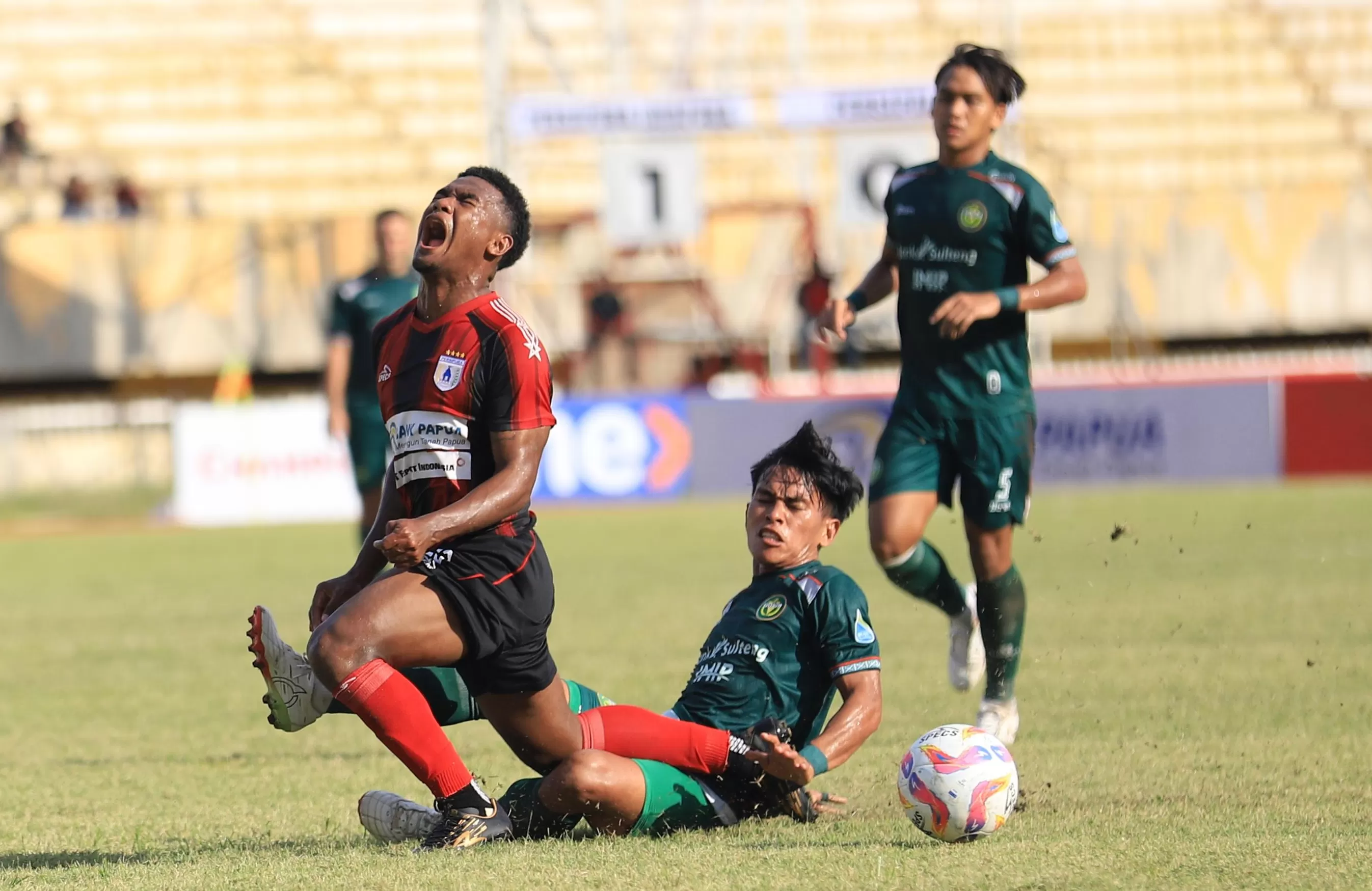 Penyerang Persipura Jayapura, Ramai Rumakiek saat dihadang pemain Persipal Palu di Stadion Mandala Jayapura dalam lanjutan Liga 2 2024/2024 grup C pada 9 November silam. (CENDERAWASIH POS/ERIANTO)