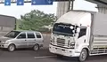 Viral Mobil Panther Jalan Sendiri di Tol Japek, Dikawal Truk Wingbox dan Baru Berhenti saat Tabrak Traffic Cone