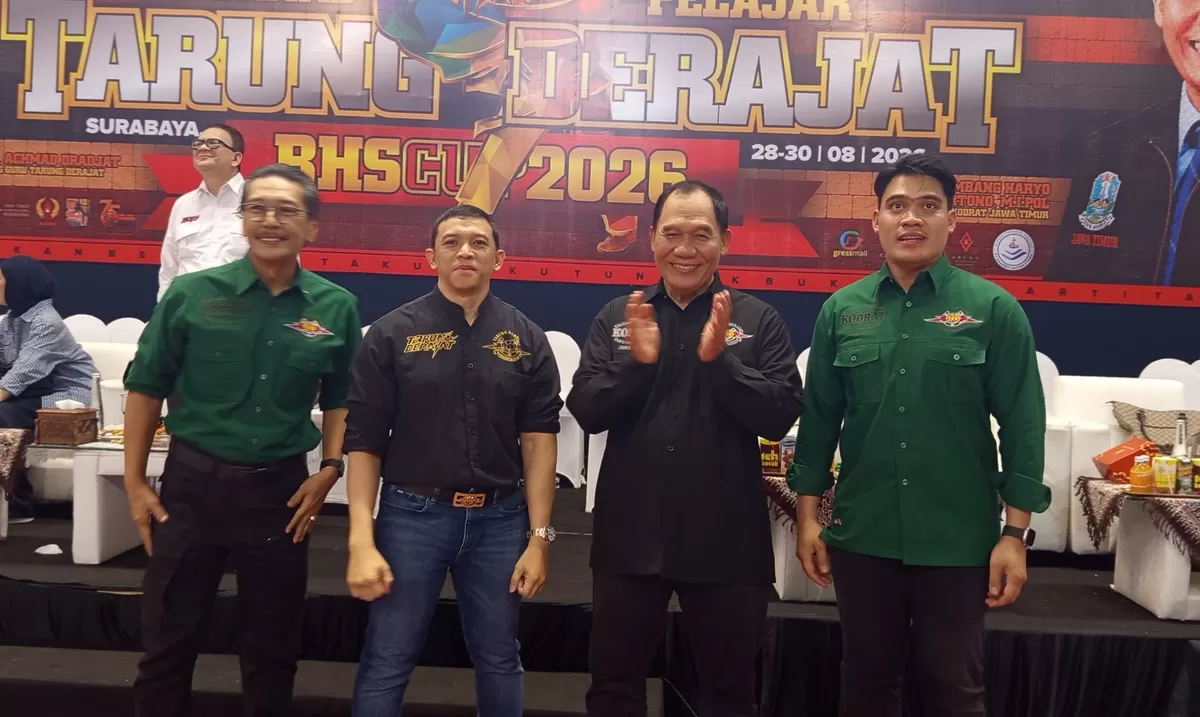 Rimba Dirgantara, atau yang dikenal sebagai Sang Guru Rimba dari Perguruan Pusat Tarung Derajat. (Kedua dari kiri) 