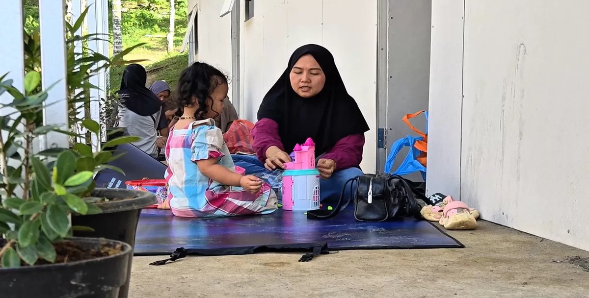 Seorang warga bersama anaknya terlihat di Hunian sementara (huntara), Kayu Pasak, Nagari Salareh Aia, Kecamatan Palembayan, Kabupaten Agam. (Kalimantansatu.com/Dok. Tim Media Presiden Prabowo Subianto)