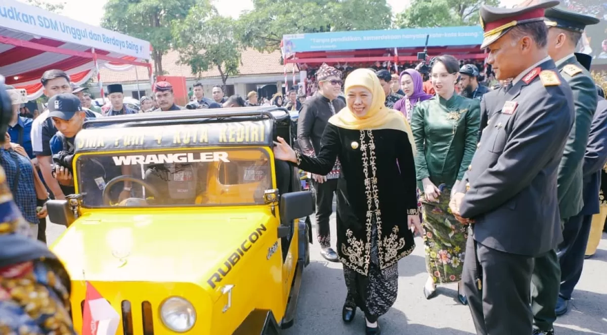 Pameran dan konvoi kendaraan listrik siswa SMK di Gedung Negara Grahadi, Surabaya, memukau Gubernur Jatim Khofifah Indar Parawansa dan jajaran Forkopimda Jawa Timur. (Ist).