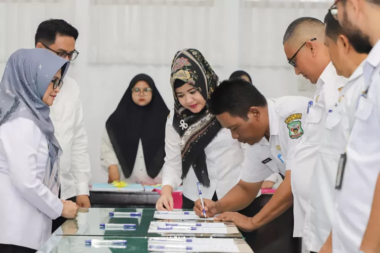 Wali Kota Susanti Dewayani menyerahkan DHKP dan SPPT-PBB P-2 Kota Pematangsiantar Tahun 2024 kepada para camat sekaligus penandatanganan berita acara (Realitasonline.id/ RH)