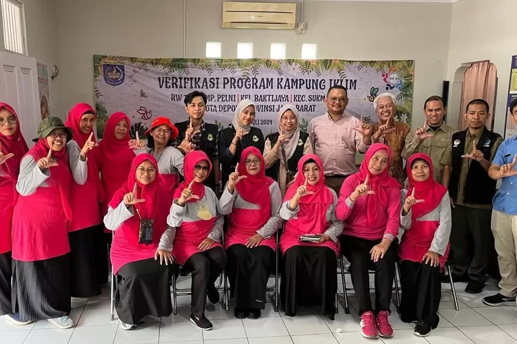 Kasi Ekbang Kelurahan Baktijaya, Andri saat menghadiri proses verifikasi Proklim RW 19, Kelurahan Baktijaya, Kecamatan Sukmajaya, Selasa (2/7).  (AGNESYA WIANDA/RADAR DEPOK)