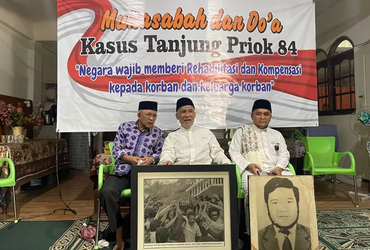 Keluarga korban tragedi Tanjung Priok 1984 memajang foto Almarhum Amir Biki - Foto: Henri Lukmanul Hakim
