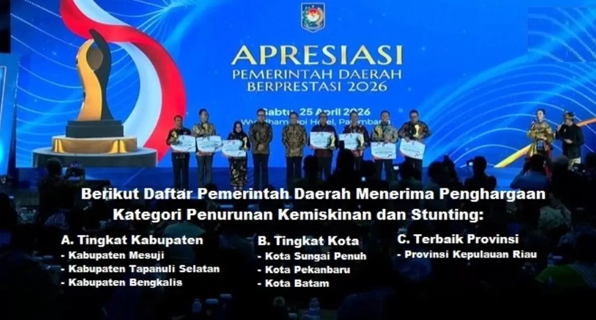Wamendagri, Bima Arya foto bersama penerima penghargaan Pemda yang berhasil penurunan kemiskinan dan stunting.