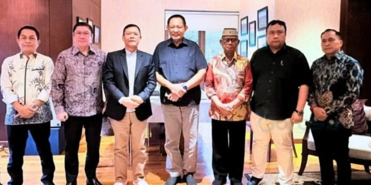 Bupati Ismet Mile bersama Gubernur Gusnar Ismail dan Ketua Umum Partai Persatuan Pembangunan Muhamad Mardiono. (Foto: Istimewa).