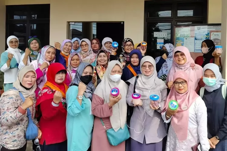 Kepala Dinkes Kota Depok, Mary Liziawati bersama Ocan Bananas wilayah Kelurahan Cilangkap, Kecamatan Tapos saat ingin melakukan pendistribusian PMT lokal.