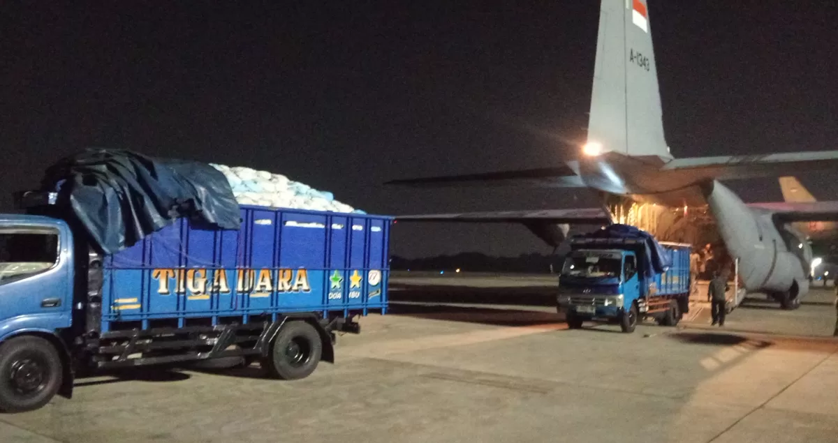 Pemerintah Republik Indonesia (RI) mempercepat penyaluran bantuan bagi korban gempa bumi magnitudo 7,7 di Nusa Tenggara Timur (NTT) dengan menyiagakan armada transportasi udara di Labuan Bajo dan Maumere. (Dok. Bakom RI)
