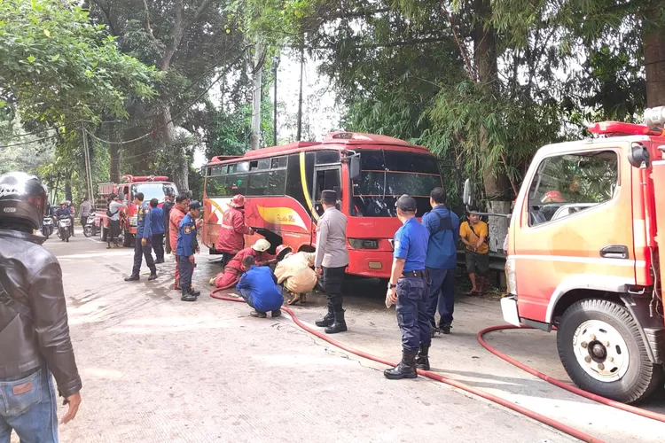 Pemadam kebakaran memadamkan api yang membakar bus angkutan jurusan Sukorejo-Weleri di jalan raya Pagerugung Rabu 19 Juni 2024.  (edi prayitno/kontributor Kendal)