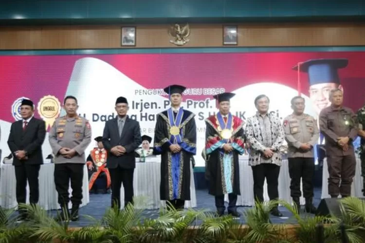 Irjen Pol Dadang Hartanto setelah dikukuhkan sebagai guru besar Universitas Muhammadiyah Sumatera Utara (UMSU). (Foto: Dok UMSU)