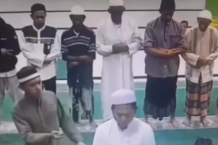Detik-detik imam masjid ditikam saat pimpin salat Subuh. (Foto/Instagram.)