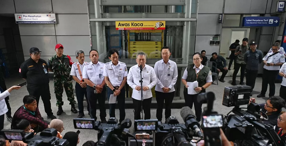 Menteri Perhubungan Dudy Purwagandhi memberikan keterangan pers saat meninjau Stasiun Bekasi Timur, Rabu (29/4/2026). (Kalimantansatu.com/Dok. Bakom RI)