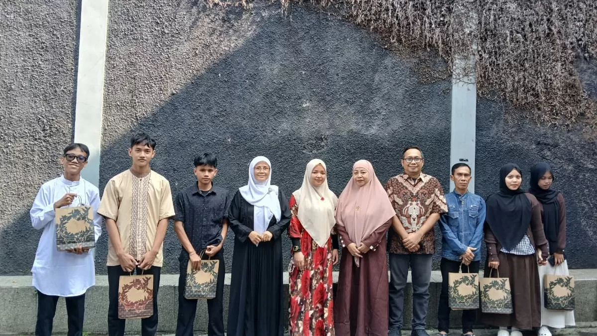 SMK Pariwisata PHT Cianjur menggelar doa bersama dan santunan. (FOTO: Ist)