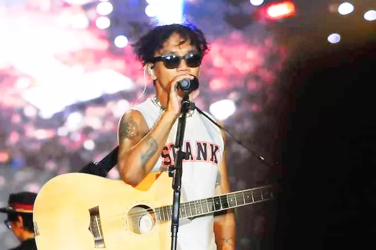 Vokalis Slank, Kaka, saat tampil di konser Sulteng Emas di Palu, Kamis malam 29 Agustus 2024. (Foto: Isrin Asyegaf).