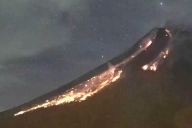 Gunung Merapi Di Sleman Mengeluarkan 28 Kali Guguran Lava Pijar Ke Arah ...