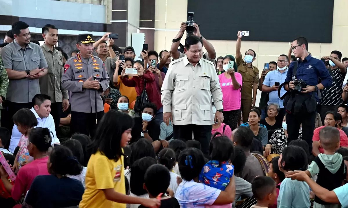 Presiden RI Prabowo Subianto meninjau pengungsi banjir bandang dan tanah longsor di wilayah Sumatera Utara.(Diskominfo Sumut)