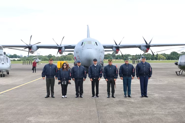 Jokowi, Prabowo, KSAU dkk Kompak Pakai Jaket Bomber Saat Serah Terima C-130J Super Hercules (Dok.TKN Prabowo Gibran / JakartaInsider.id)