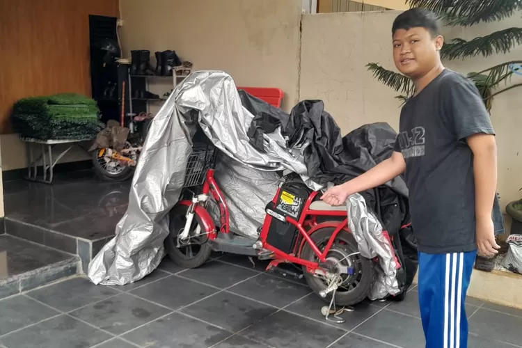 TKP : Anak korban, Athari Rizki Ramadian menunjukan lokasi motor yang dicuri di kediamannya, Perumahan Sawangan Village, Cluster Citronella, Kelurahan Bedahan, Kecamatan Sawangan, Kota Depok, Rabu (10/7). (ALDY RAMA/RADAR DEPOK)