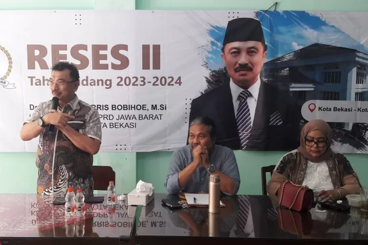 Anggota DPRD Jawa Barat, Abdul Harris Bobihoe, menggelar reses di Warung Betawi Ngoempoel, Kelurahan Tanah Baru, Kecamatan Beji, Depok, Kamis (18/1). (Radar Depok)