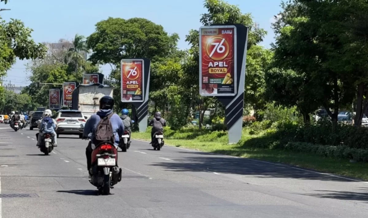 Puluhan reklame berdiri megah di pulau jalan di sepanjang jalan Diponegoro Surabaya