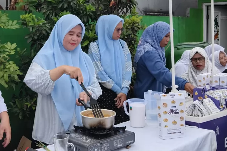 Ketua TP PKK Kelurahan Cimpaeun, Siti Mursidah mempraktekan masakan di sekolah lansia di RW9, Kelurahan Cimpaeun, Kecamatan Tapos, Kota Depok, beberapa waktu lalu.  (AGNESYA WIANDA/RADAR DEPOK)