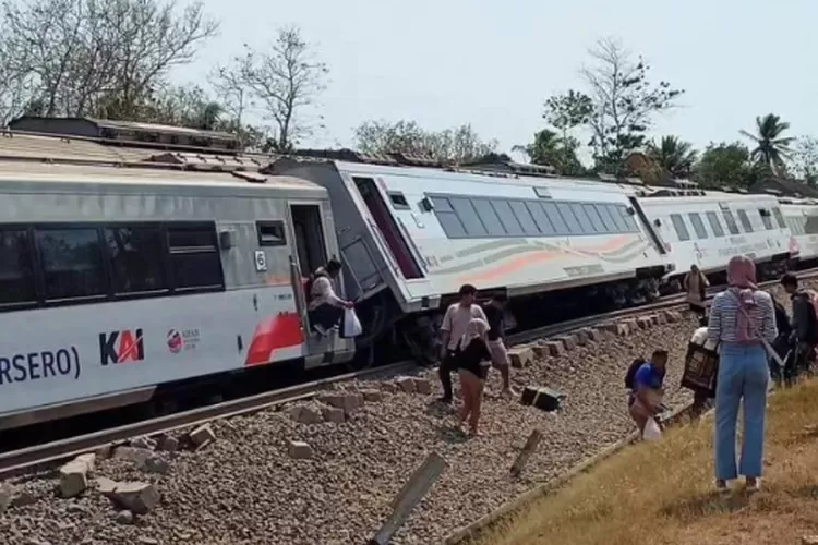 PT KAI Belum Pastikan Penyebab Tabrakan Kereta Api Argo Semeru Dan Argo ...