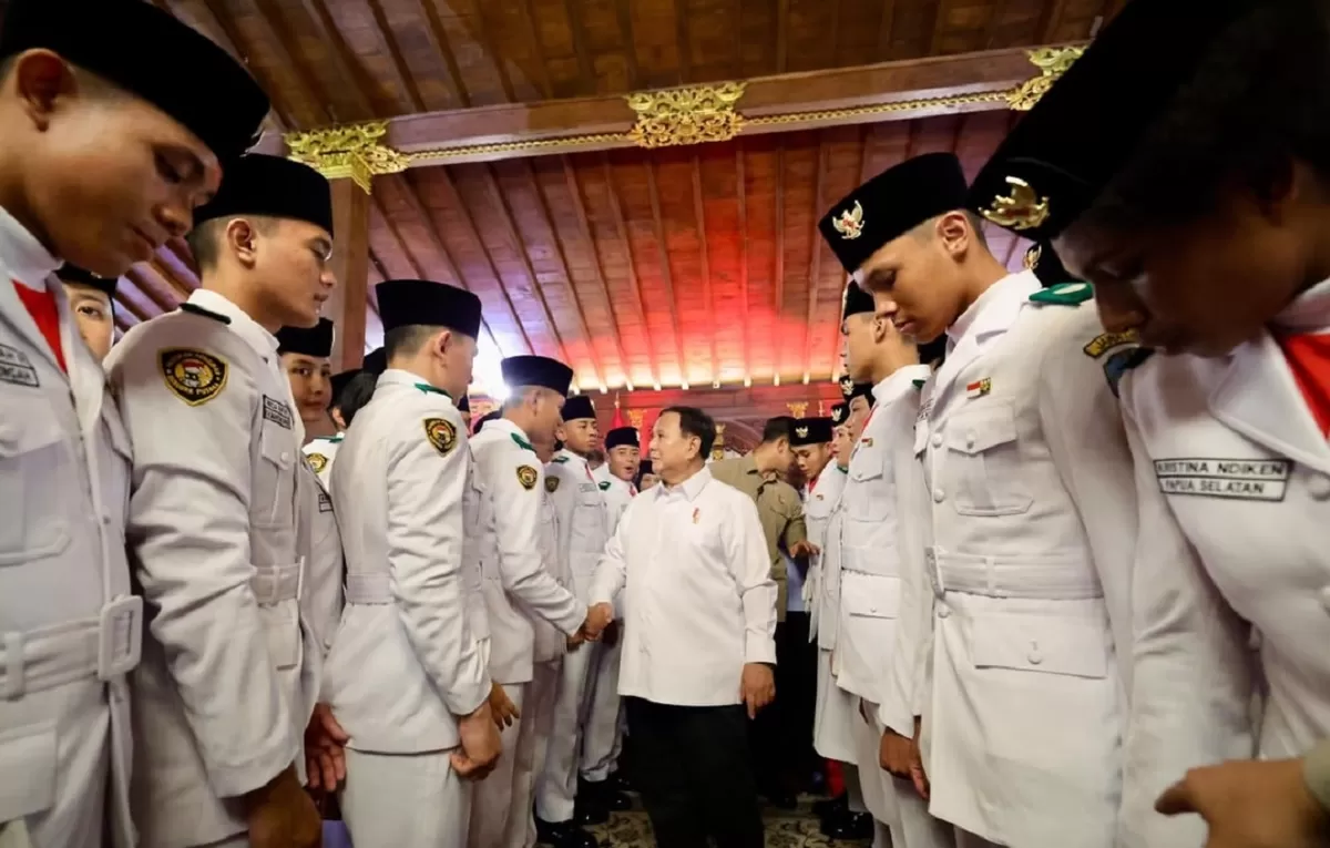 Prabowo mengapresiasi petugas HUT ke-81 RI di Hambalang dan berpesan agar semangat Merah Putih terus dibawa dalam pengabdian.