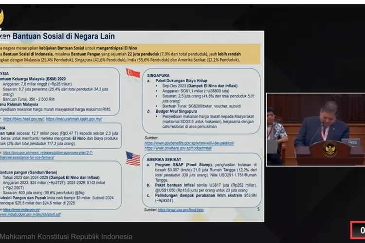 Menko Ekonomi Airlangga Hartarto sedang memberikan keterangan di hadapan Majelis hakim MK dalam perkara Sengketa PHPU Pilpres 2024 di MK. Empat menteri Jokowi hadir memenuhi panggilan MK. 