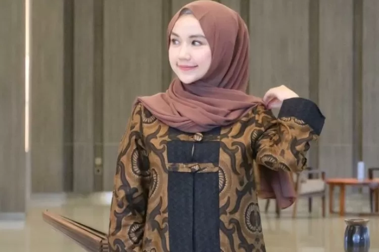 Inilah 10 Inspirasi Baju Batik Kerja Wanita Berhijab Yang Membuat Tampilanmu Lebih Stylish Dan 