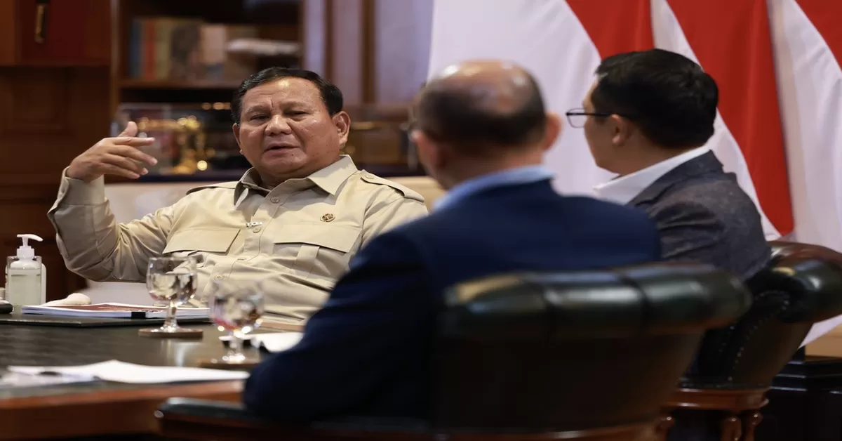 Presiden Prabowo Subianto menyoroti belanja daerah tidak produktif saat sesi tanya jawab dengan jurnalis di kediaman Prabowo, Hambalang, Bogor, yang tayang Kamis (19/3/2026). (Kalimantansatu.com/Dok. Bakom RI)