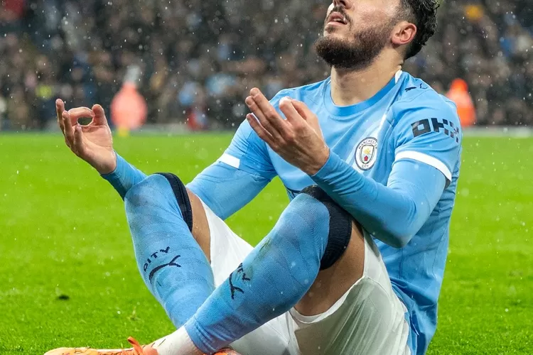 Cherki menirukan selebrasi Haaland (FOTO: X @rayan_cherki)