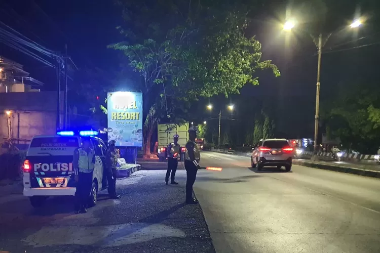 Petugas berpatroli di Pantura Patebon Kendal yang kerap dijadikan ajang balapan liar.  (dokumen)