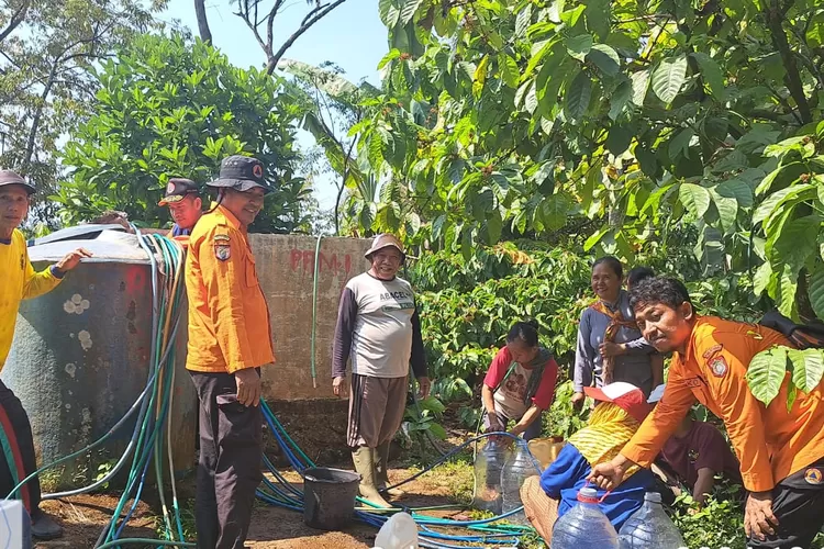 BPBD Kendal melakukan droping air bersih ke warga di dua dusun di Kecamatan Patean yang kesulitan air bersih.  (Dokumen)