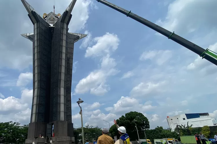 Petugas saat melakukan pemasangan ornamen pelengkap Mahkota Kujang di Tugu Pancakarsa, Kecamatan Babakan Madang, Kabupaten Bogor, Senin (8/12/2025).  (DOKUMEN KABAR BOGOR&nbsp;)