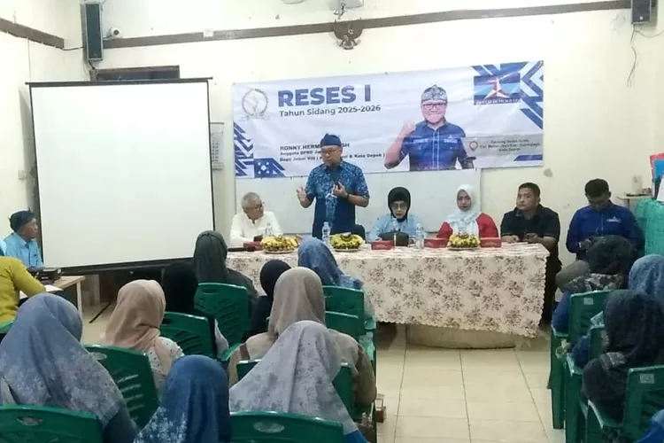 Anggota Komisi V DPRD Provinsi Jawa Barat Fraksi Parta Demokrat, Ronny Hermawan saat&nbsp; melakukan kegiatan Reses I Tahun Sidang 2025-2026, di RW19, Kelurahan Mekarjaya, Sukmajaya, Kota Depok, Minggu (30/11/2025).  (DOKUMEN RADAR DEPOK)