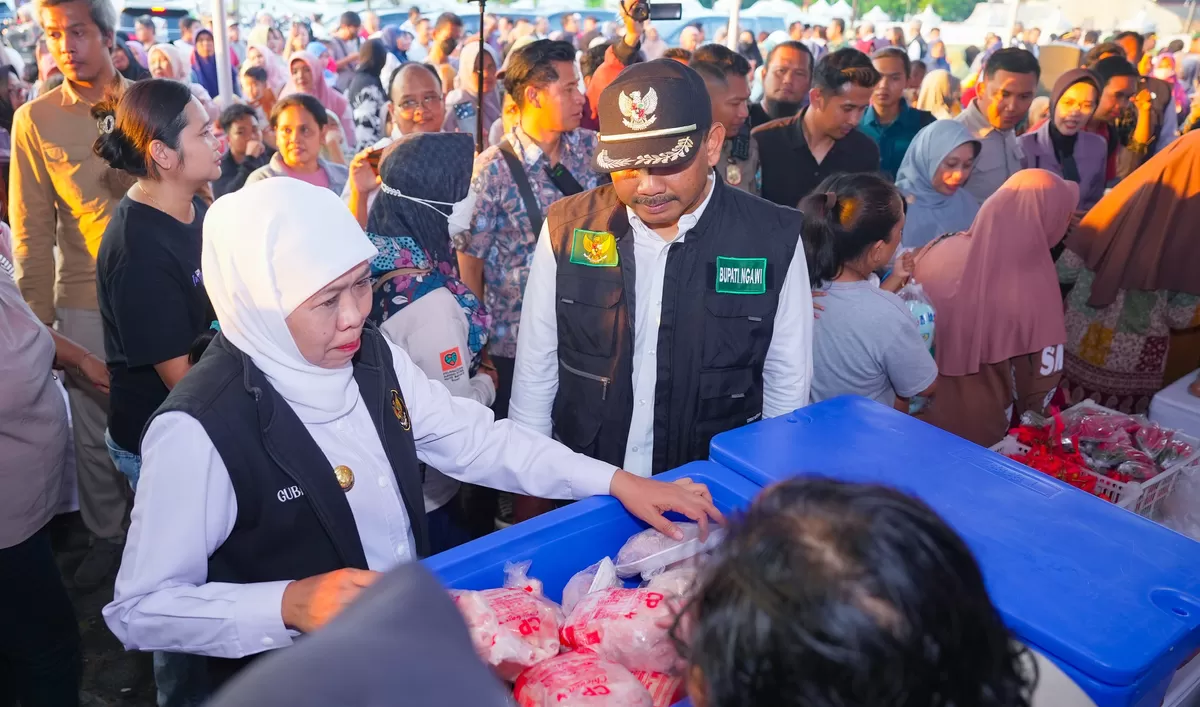 Gubernur Jatim Khofifah Indar Parawansa di tengah pasar murah di Halaman Kepatihan Kabupaten Ngawi. (Ist).