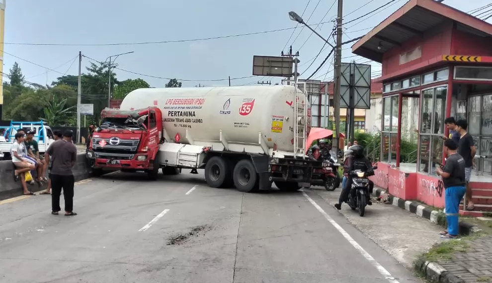 Truk Tangki LPG Pertamina Rem Blong Tabrak Tiga Kendaraan Di Perempatan ...