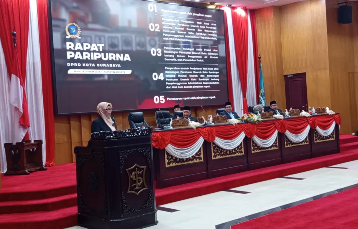 Juru bicara Fraksi PKS DPRD Surabaya saat membacakan pandangan akhir terhadap Rancangan Peraturan Daerah (Raperda) tentang Sistem Pengelolaan Air Limbah Domestik dalam rapat paripurna, Senin(19/10/26)
