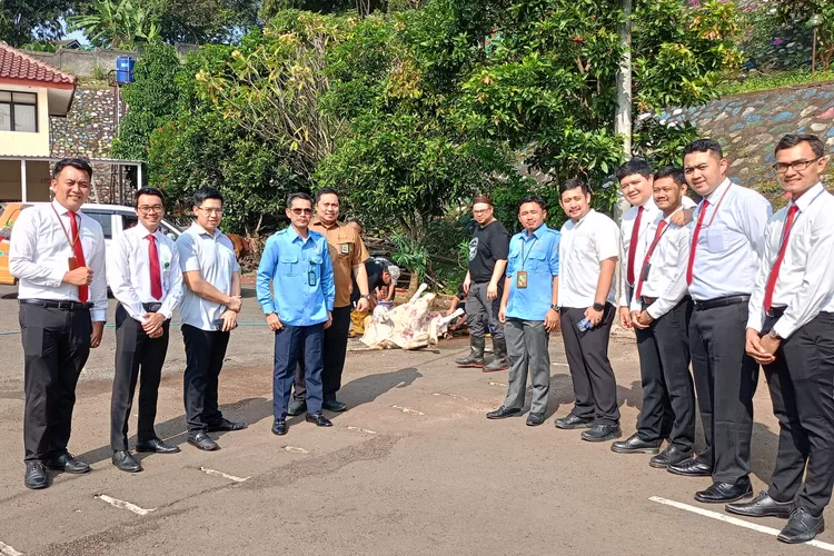 Foto bersama jajaran PN Kota Depok saat pelaksanaan penyembelihan hewan kurban pada Hari Raya Idul Adha 1445 hijriah. (DOK PN DEPOK)