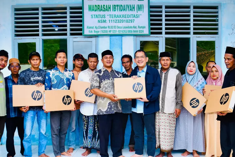 Anggota DPR RI dari Fraksi Nasdem Asep Wahyuwijaya  atau Kang AW saat menyalurkan bantuan laptop untuk sekolah di Kabupaten Bogor. (Ist)